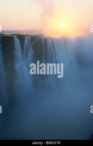 Zimbabwe Victoria Falls, sunrise over precipita Foto Stock