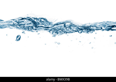 Primo piano della onde acqua isolato su bianco Foto Stock