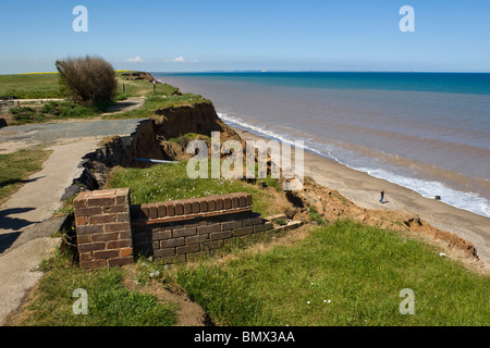 Erosione costiera, costa del Mare del Nord, Aldbrough, East Riding of Yorkshire, Inghilterra Foto Stock