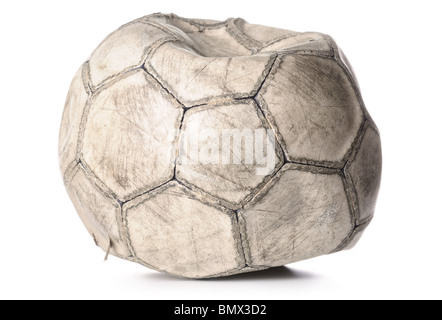Vecchio sgonfiato palla calcio isolato su bianco Foto Stock