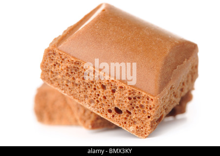 Poroso di barrette di cioccolato isolato su bianco Foto Stock