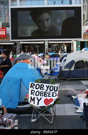 TWILIGHT FANS CAMP fuori per quattro giorni il Twilight Saga: Eclipse FANS CAMPING IN LINEA per la premiere del film sul 24Giugno D Foto Stock