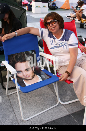 TWILIGHT FANS CAMP fuori per quattro giorni il Twilight Saga: Eclipse FANS CAMPING IN LINEA per la premiere del film sul 24Giugno D Foto Stock