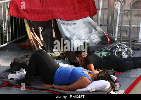 TWILIGHT FANS CAMP fuori per quattro giorni il Twilight Saga: Eclipse FANS CAMPING IN LINEA per la premiere del film sul 24Giugno D Foto Stock