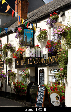 Il London Inn a Padstow decorato con fiori e pavese Foto Stock