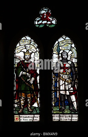 Vetrata raffigurante Alfredo il Grande e Hugh Paganis St James chiesa Manorbier Pembrokeshire Wales UK Foto Stock