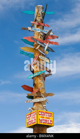 Le frecce di direzione per varie città al centro del mondo in Golden Colorado Foto Stock