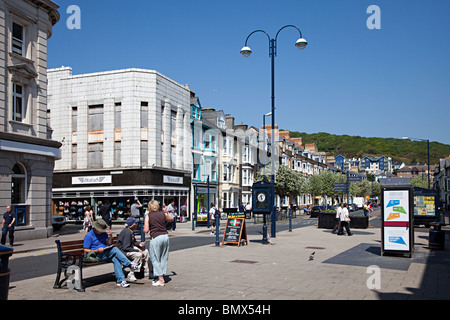 Shopping street Aberystwyth Centro città Wales UK Foto Stock