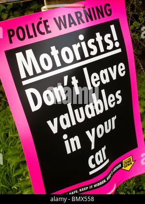 Avviso di polizia agli automobilisti di non lasciare oggetti di valore nella vostra auto firmare in un parcheggio NEL REGNO UNITO Foto Stock