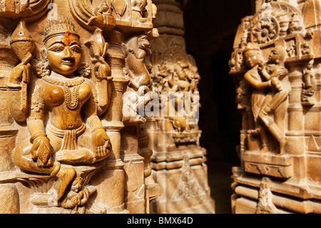 Sculture insdie il tempio Jain in Jailsalmer Fort, Jaisalmer, Rajasthan, India Foto Stock