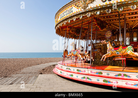 A merry-go-round sulla spiaggia di Brighton, East Sussex, England, Regno Unito Foto Stock