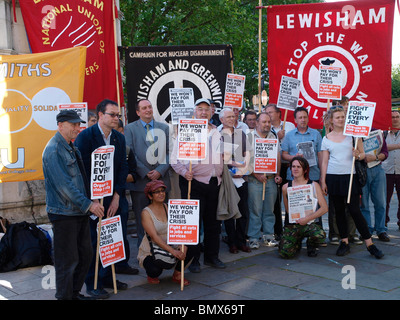 Lewisham diritto al lavoro gli attivisti protesta contro George Osborne il bilancio che lo descrive come un attacco sui posti di lavoro e servizi Foto Stock