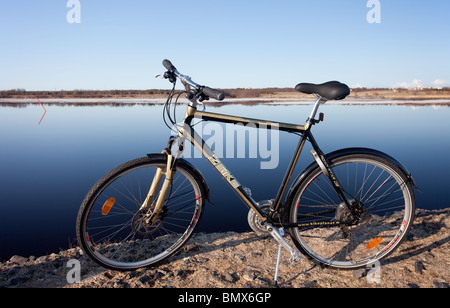 Bici ibrida cittadina sulla riva del fiume, Finlandia Foto Stock