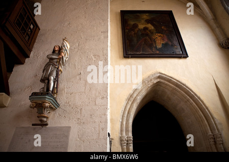 Statua di santa Giovanna d Arco in Sainte-Foy-la-Grande chiesa. Foto Stock