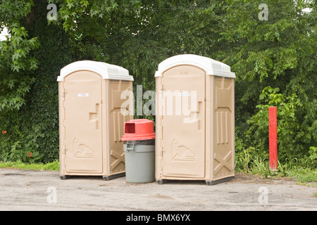 Due bagni portatili porta vasino setup esterno con contenitore di rifiuti Foto Stock