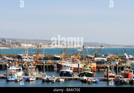 Le navi per la pesca a strascico nel Porto di Newlyn, Cornwall, Regno Unito Foto Stock