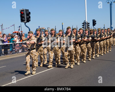 Il reggimento dello Yorkshire che esercitano i loro diritti di libertà marciando attraverso Redcar al loro ritorno in Afghanistan Giugno 2011 Foto Stock