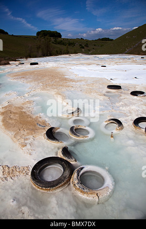 Depositi di tufo e oggetto di dumping di pneumatici vettura in Brook fondo molle Buxton Peak District DERBYSHIRE REGNO UNITO Foto Stock