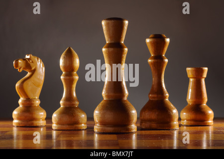 Invecchiato in legno set di scacchi Foto Stock