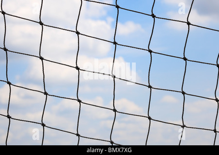 Obiettivo calcio netting contro un nuvoloso cielo blu. Foto Stock