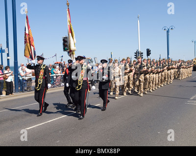 Il reggimento dello Yorkshire che esercitano i loro diritti di libertà marciando attraverso Redcar al loro ritorno in Afghanistan Giugno 2011 Foto Stock