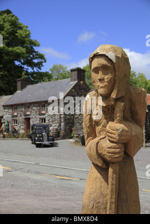 Un scolpito statua lignea, noto come 'Il Druido', a Molly Gallivan's Cottage, Bonane, Co. Kerry, Repubblica di Irlanda Foto Stock