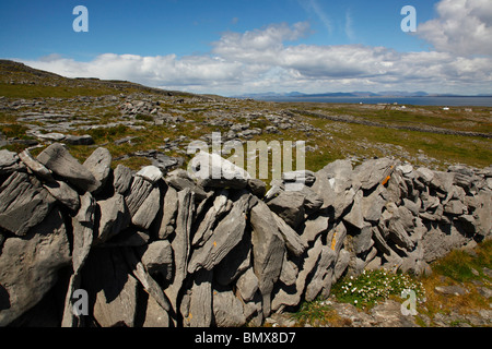 Il vecchio muro irlandese a Dun Aengus fort cercando di Connemara da Aranmore,inishmore,Isole Aran,Co Galway,l'Irlanda occidentale,l'Eire. Foto Stock