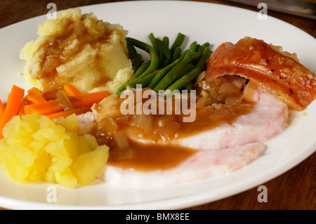 Foto di stock di un tradizionale inglese Arrosto Domenicale il pranzo. Arrosto di maiale con il crepitio. Foto Stock