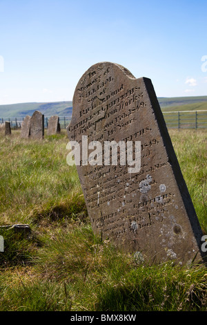 Pietra tombale dal 1849 epidemia di colera la registrazione di morte del lavoratore delle ferriere Cefn Golau cimitero del colera Tredegar Wales UK Foto Stock