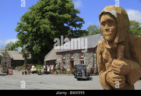 Un scolpito statua lignea, noto come 'Il Druido', a Molly Gallivan's Cottage, Bonane, Co. Kerry, Repubblica di Irlanda Foto Stock