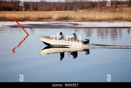 Due uomini caucasici su un motoscafo / skiff sul fiume Oulujoki Finlandia Foto Stock