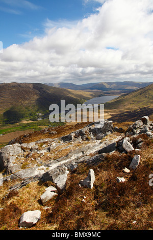 Kylemore Lough dalla cima della collina di diamante (Bengooria),Parco Nazionale del Connemara,Co Galway,l'Irlanda occidentale,l'Eire. Foto Stock