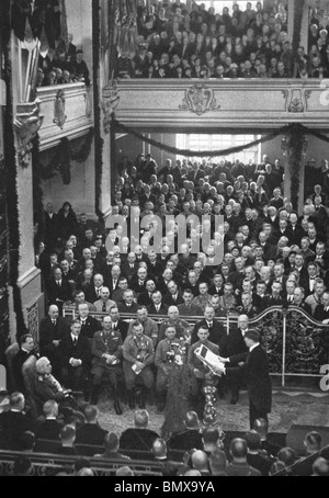 PAUL von Hindenburg seduti da sinistra orologi come Adolf Hitler come Cancelliere Legge un indirizzo in Potsdam chiesa Garrison 21 Marzo 1933 Foto Stock