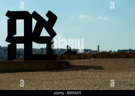 Ahava ( Amore ) scultura di Robert Indiana 1977 raffiguranti lettere ebraiche che costituiscono tale parola in Billy Rose giardino di sculture del Museo di Israele, a Gerusalemme Foto Stock