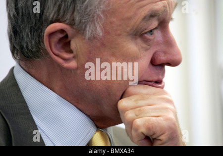 Sindaco Ken Livingston a Wembley stazione di polizia Foto Stock