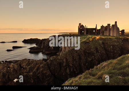 Il castello di Slains al tramonto, Aberdeenshire, Scozia Foto Stock