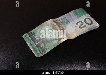 Canadian 100 dollari Bill e alcune monete Foto Stock