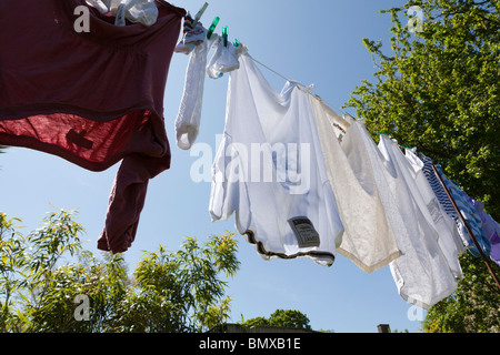 Vestiti sulla linea di lavaggio Foto Stock