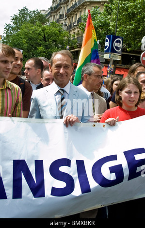 Parigi, Francia, eventi pubblici, grande folla di persone che celebrano la Gay Pride Parade, LGBT Pride Celebration Bertrand Delanoie, ex sindaco francese, Holding Protest Banner, Gay Rights Struggle Foto Stock