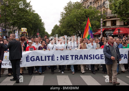 Parigi, Francia, eventi pubblici, Crowd People Marching at the Gay Pride March, Parade, Front'LGBT Pride', Caring Protestation Banner, folla dimostrativa, gay men problem, segnali per i diritti civili, proteste Foto Stock