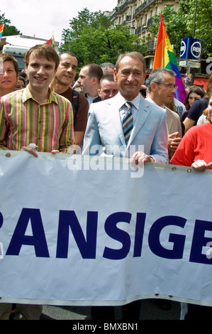 Parigi, Francia, grande folla di persone, Front, eventi pubblici, persone che celebrano la Gay Pride Parade, celebrazione del Pride LGBT, Bertrand Delanoe, ex sindaco di City Holding Banner Foto Stock