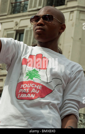 Parigi, Francia, eventi pubblici, Ritratto di persone che celebrano la Gay Pride Parade, celebrazione dell'orgoglio LGBT uomo africano, libico, slogan t shirt, comunità nera parigi Foto Stock