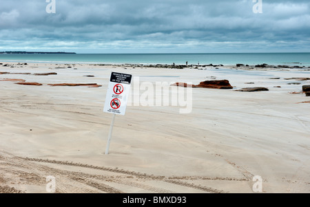 Un segno sulla spiaggia di Cable Broome Australia che indica dove le vetture sono ammessi sulla spiaggia. Foto Stock