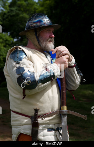 Blindati scozzese comune soldato piedi grandi, duplice spada  un re-eanctor in costume del periodo & armi del XIV secolo, Scotland, Regno Unito Foto Stock