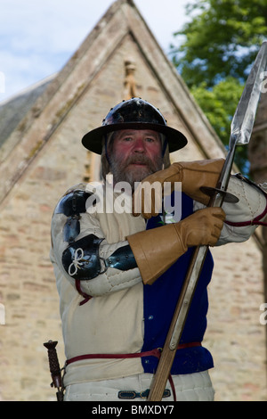 Blindati scozzese comune soldato piedi grandi duplice spada  un re-eanctor in costume del periodo & armi del XIV secolo, Scotland, Regno Unito Foto Stock