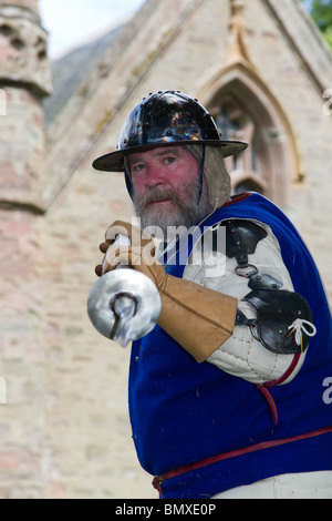 Blindati scozzese comune soldato piedi grandi duplice spada  un re-eanctor in costume del periodo & armi del XIV secolo, Scotland, Regno Unito Foto Stock