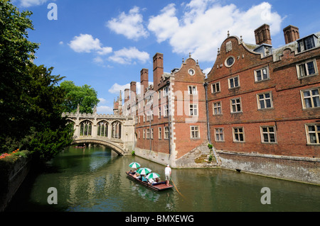 Punting sul fiume Cam dal Ponte dei Sospiri, St John's College di Cambridge, Inghilterra, Regno Unito Foto Stock