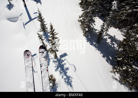 Sci di sciatore sullo ski lift Foto Stock