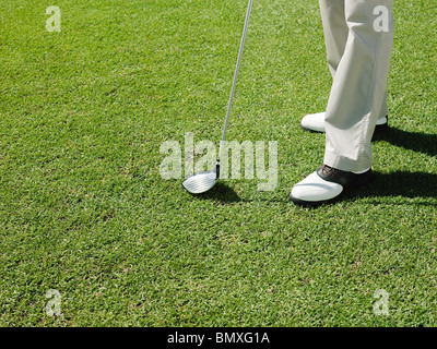 L'uomo giocando a golf sul campo da golf Foto Stock