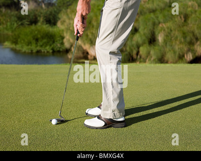 L'uomo giocando a golf sul campo da golf Foto Stock